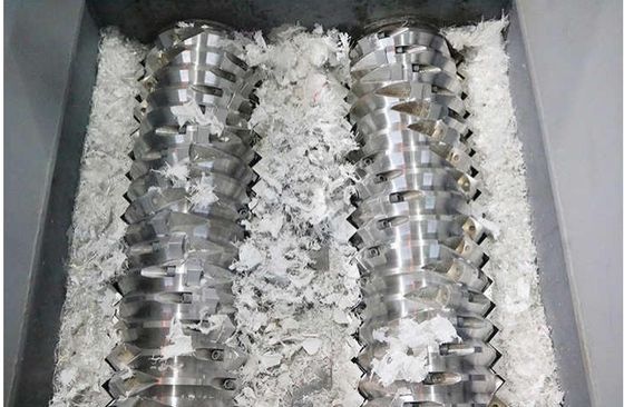 Machine de concassage de bouteilles en PET en plastique à double axe polyvalent / concasseur de recyclage des déchets