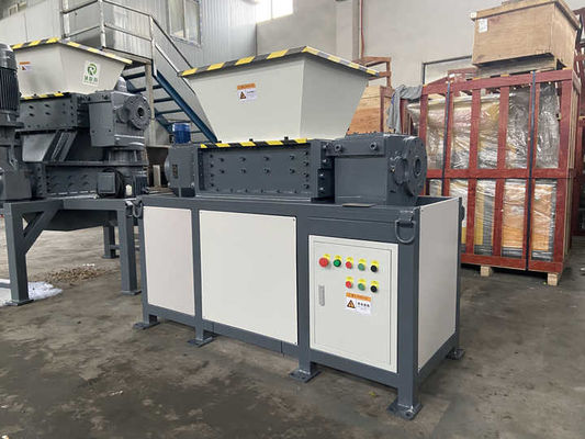 Machine de déchiquetage automatique de palettes de bois à double arbre